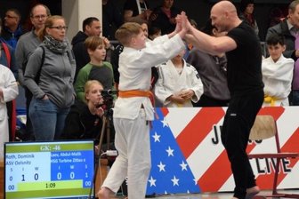 Judoka trumpft auf Sachsenebene auf - Nach dem Sieg von Dominik Roth im Finale von Rodewisch gehörte sein Vater Tobias zu den ersten Gratulanten.