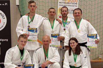 Judoturnier mal anders: Die Jugendleiterin holt Gold und übernachtet wird in der Sporthalle - Die ASV-Starter. Hinten von links: Tom Barthel, Marcel Müller, Sebastian Warg und Sven Müller (TSV Vorwärts Mylau), vorn von links: Dominik Roth, Tobias Roth und Lisa Stucke.
