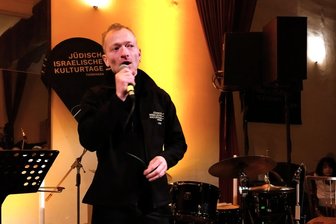 Jüdisch-Israelische Kulturtage: Was Thüringen den Vogtländern voraus hat - Johannes P. Gräßer 2024 beim Konzert mit Yogev Shetrit, der auch schon im Vogtland gastierte.