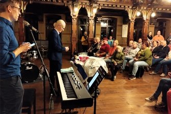 Jüdische Kulturtage im Vogtland: Was es in der Region zu erleben gibt - In Mylau gab es 2023 ein Shabbatkonzert. Yogev Shetrit ist bei der Zeremonie zu sehen, links Rico Drechsler vom Verein Vois aus Plauen.