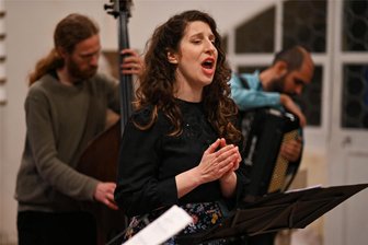 Jüdische Musik in der Königsfelder Kirche: Von der Sprache, die Menschen vereint - Unter dem Titel „Ladino“ haben Sopranistin Shira Bitan, die aus Israel stammt, und die Leipziger Band Herje Mine ein Konzert in der Königsfelder Kirche gestaltet.