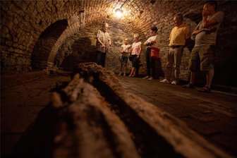 Jüdische Ritualstätte in Plauens Unterwelt? Experten wollen Geheimnis lüften - Welche Rolle spielt die Nische hinten links im Gewölbekeller unter dem Vogtlandmuseum? Welchem Zweck diente ursprünglich das schmucklose, in dieser Aufnahme nicht erkennbare Becken? Museumschef Martin Salesch, im Bild bei einer Führung am Festwochenende 100 Jahre Vogtlandmuseum, will dieser Frage nachgehen.
