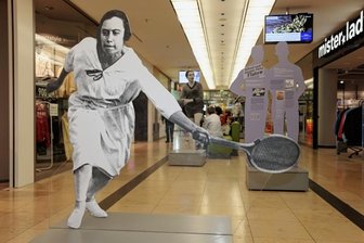 Jüdische Sportidole nehmen Zwickauer Torwart in ihre Mitte - Eine lebensgroße Abbildung der jüdischen Tennisspielerin Nelly Neppach begrüßt seit Montag die Gäste in den Zwickau Arcaden. Die Ausstellung berichten von Erfolgen und der Verfolgung jüdischer Sportidole. 
