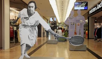 Jüdische Sportidole nehmen Zwickauer Torwart in ihre Mitte - Eine lebensgroße Abbildung der jüdischen Tennisspielerin Nelly Neppach begrüßt seit Montag die Gäste in den Zwickau Arcaden. Die Ausstellung berichten von Erfolgen und der Verfolgung jüdischer Sportidole. 