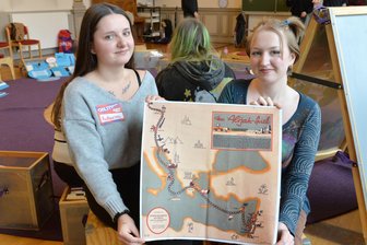 Jüdisches Museum Berlin in Freiberg: Unterricht über Vielfalt und Vorurteile - Katharina und Sophie (r.) befassten sich im Berufsschulzentrum an der Freiberger Turnerstraße beim Projekt des Jüdischen Museums Berlin auch mit dem historischen Brettspiel „Alijah“.