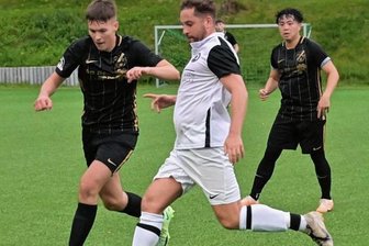 Jüngste Rückrunde dient als Maßstab - Der SV Auerhammer um Fabio Leistner (l.) hat am Freitag gegen Athletic Sonnenberg getestet und gewonnen. Die neue Saison stellt auch für den SVA eine große Herausforderung dar.