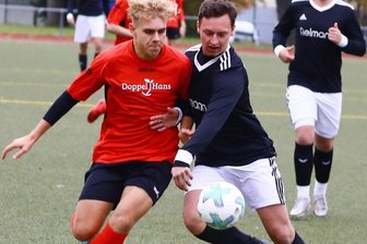 Jüngste sind weiter - Devon Klitzke vom VfB Annaberg will dem Zwickauer Tim Trautner (r.) den Ball abnehmen. 