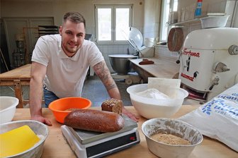 Jüngster Bäckermeister des Vogtlandes übernimmt Familienbetrieb in Trieb - Vincent Heydenreich übernahm Anfang des Jahres die Bäckerei seines Vaters. Nun führt der junge Mann die Backstube in der fünften Generation weiter. Auch in seinem Heimatort Trieb will er künftig ein Wörtchen mitreden.