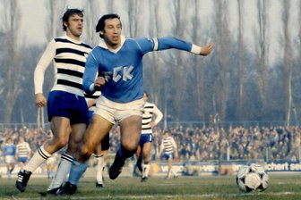 Jürgen Bähringer: Der Mann mit dem Hammer - FCK-Kapitän Jürgen Bähringer setzt sich im FDGB-Pokal-Halbfinale am 5. Dezember 1982 gegen den Jenaer Rüdiger Schnuphase durch. Der Club gewann mit 1:0 und zog ins Finale ein. Das allerdings ging dann Anfang Juni 1983 in Berlin mit 0:4 gegen den 1. FC Magdeburg verloren.