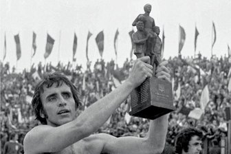 Jürgen Croy: Zwickauer Olympia-Held von 1976 wird 76 - 14. Juni 1975: Jürgen Croy mit dem FDGB-Pokal im Berliner Stadion der Weltjugend. Als krasser Außenseiter hatte sich die BSG Sachsenring Zwickau im Endspiel sensationell gegen Dynamo Dresden nach Verlängerung und Elfmeterschießen durchgesetzt.