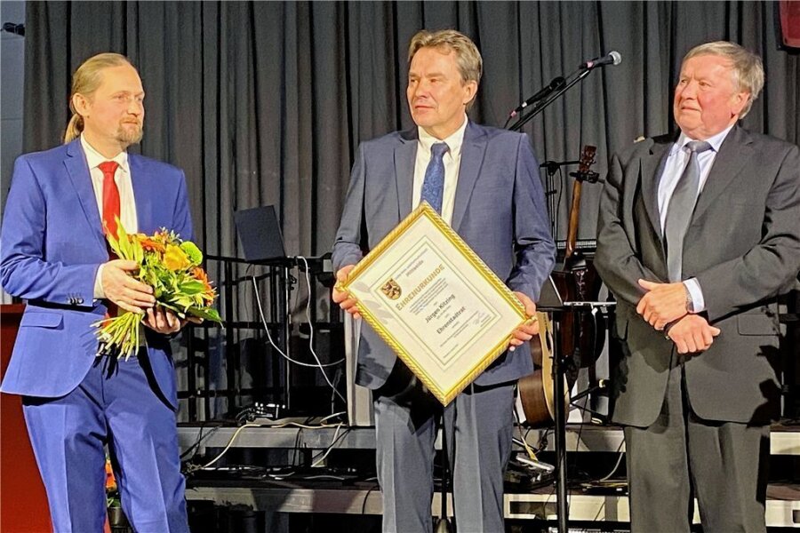 Jürgen Kitzing ist jetzt "Ehrenstadtrat" von Mittweida - Jürgen Kitzing (r.) wurde von Oberbürgermeister Ralf Schreiber (M.) und dem Beigeordneten Holger Müller ausgezeichnet. 