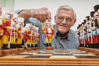 Jürgen Löschner aus Neuhausen ist tot: Trauer um den Vater des Nussknackermuseums - Zu seinem 70. Geburtstag bekam Jürgen Löschner vom Nussknackermuseum Neuhausen dieses Nussknacker-Schachspiel geschenkt.