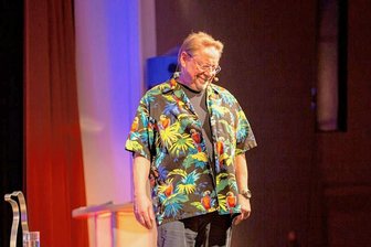 Jürgen von der Lippe verdirbt Erzgebirgern die Liebesnacht - Natürlich im Hawaii-Hemd: Jürgen von der Lippe am Sonnabend in der fast bis auf den letzten Platz besetzten Festhalle in Annaberg-Buchholz. 