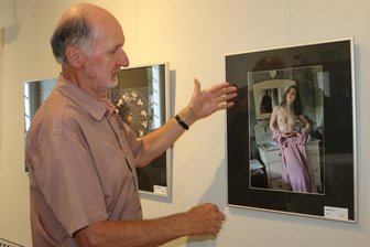 Jürgen Zorn vom Fotoclub Vogtland zeigt in Plauen Bilder zum Thema „Zeitreise“ - Jürgen Zorn in einer Ausstellung, die vor einiger Zeit in Leubnitz gezeigt wurde.