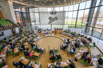 „Jugend debattiert“: Oelsnitzer Schülerin ist Finalistin im Landeswettbewerb - Der Sächsische Landtag war am Freitag Schauplatz von „Jugend debattiert“.