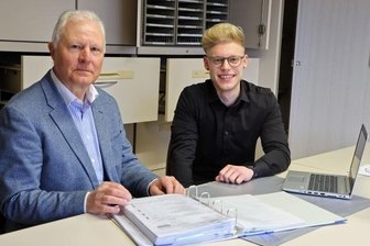 Jugend forsch - Frank Gersdorf, der in den Ruhestand geht, gibt Tipps an Max Straube (linkes Foto). Aaron Frieß (mit Brille) hat sich am Mittwoch über eine Salzburg-Stadtführung von Eispiraten-Torhüter Luka Gracnar gefreut (rechtes Foto).