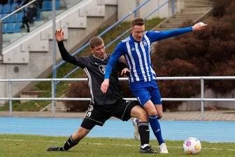 „Jugend forscht“ geht am Ende auf: SC Syrau überwintert in der Fußball-Sachsenklasse auf Platz 3 - Die jungen Verteidiger des SC Syrau warfen sich in jeden Zweikampf, so wie hier Bastian Wolf (links), der versucht Mittweidas Toptorjäger Kevin Frieden vom Ball zu trennen.