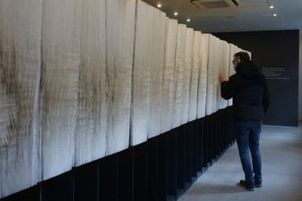 Jugend in Auschwitz: "Wer da keine Träne lässt, hat kein Herz" - In einem überdimensionalen Buch im Stammlager Auschwitz stehen die Namen von Millionen Opfern des Holocaust.