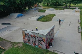 Jugend in Flöha wünscht sich einen Streetpark - Eine Skateranlage, so wie die in Zwickau, wünschen sich die Jugendlichen in Flöha. Die Anlage in Zwickau neben einem ehemaligen Freibad wurde 2010 eingeweiht und hat damals rund 365.000 Euro gekostet.