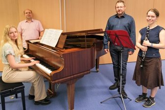 Jugend Musiziert: Erzgebirger geben beim Bundeswettbewerb im Norden den Ton an - Haben am heutigen Dienstag ihren großen Auftritt im Bundeswettbewerb "Jugend musiziert": Charlotte Seifert (links) am Klavier und Nellie Haase mit ihrer Klarinette. Ihren beiden Lehrern Toralt Vogel (2. von links) und Matthias Jahn bleibt dann nur noch, fest die Daumen zu drücken. 