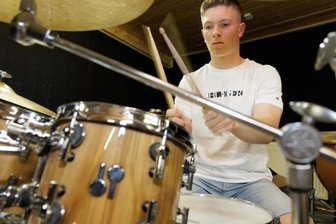 "Jugend musiziert": Erzgebirger tauscht einen Tag lang Schulbank gegen Schlagzeug - Schlagzeuger Tizian Schreiber spielt am heutigen Dienstag im Bundeswettbewerb "Jugend musiziert" in Oldenburg. 