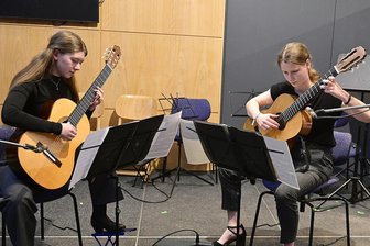 „Jugend musiziert“: Fünf erste Preise ins obere Vogtland - Spitzenwert: Das Gitarren-Duo Finnja Glaser (links) und Hanna Voigt erreichte 25 von 25 möglichen Punkten.