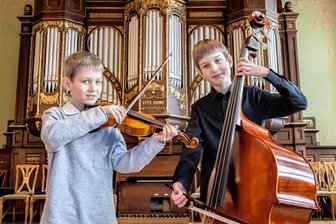"Jugend musiziert" lässt Aula in Stollberg zum Konzertsaal werden - Die Brüder Helge (links) und Erwin Berkoben aus Thalheim bieten in der Aula des Stollberger Gymnasiums Bearbeitungen von Werken der Komponisten Crosmer, Mozart und Fürst - und überzeugen damit die Jury.