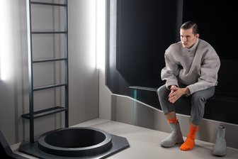 Richard Koppermann als der Lehrer in der Chemnitzer Schauspielinszenierung "Jugend ohne Gott"