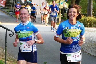 Jugend-Olympiasieger rennt beim Großrückerswalder Gassenlauf allen davon - So strapaziös der Wettkampf war: Die Fanmeilen zauberten auch Joelina Mauersberger (links) und Andrea Uhlig vom Team Gassenlauf immer wieder ein Lachen ins Gesicht.
