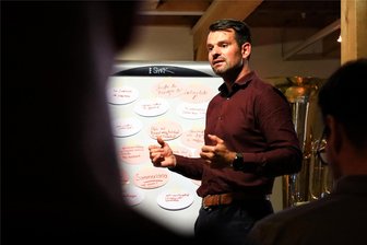 Jugend, Roter Markt, neue Kita: Markneukirchen will Mitmach-Stadt werden - Einen zweiten Anlauf für ein Jugendforum unternimmt Markneukirchens Bürgermeister Toni Meinel. In einer Woche, am 7. Februar, lädt er 15 Uhr ins Rathaus ein. Die Resonanz auf die erste Runde 2023 im Gerber-Hans-Haus war überschaubar. Indes zeigte die Einwohnerversammlung, dass Angebote für die Jugend einige beschäftigen.