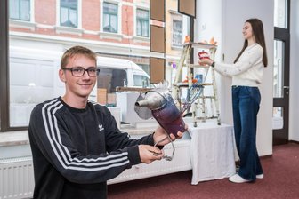 Jugend setzt sich für Werte ein: Mit einem Kunstprojekt in der Stollberger Innenstadt - Stollberger Gymnasiasten schmücken Schaufenster mit Kunst, im Bild Florian Kunz und Nelly Mothes.