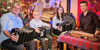Jugend und Erfahrung verbreiten dieses Jahr Erzgebirgsflair - Robert Wallschläger mit seinen Kindern Demian und Tamina gehörten zu den Gästen von Moderator Florian Stölzel (v. l.).