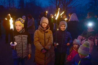 Jugend und Tourismus miteinander: Was dieser vogtländische Verein vorhat - Viele Kinder nahmen mit ihren Eltern an der Fackelwanderung teil.