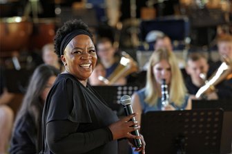 Jugendblasorchester Bernsdorf gibt Kindern in Lesotho Musikunterricht - Nthakoana Ngatane-Stracher stammt aus Lesotho und wohnt inzwischen in Wien. Die Sängerin hat die Reise des Jugendblasorchesters organisiert.