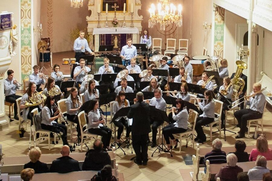 Jugendblasorchester in Hohenstein-Ernstthal ist seit 50 Jahren kein bisschen leise - Das Jugendblasorchester bei einem Auftritt in der St.-Trinitatis-Kirche 2019. 