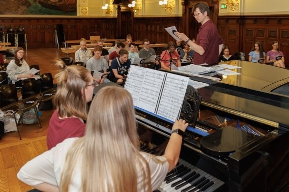 Jugendchor baut mit Musik Brücken - Die Proben für das Chorprojekt laufen seit Beginn des Schuljahres, mussten allerdings zweimal pandemiebedingt unterbrochen werden. 