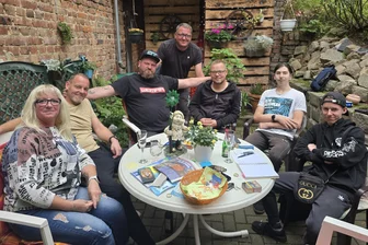 Jugendclub „Alte Feuerwehr“ in Crimmitschau schließt nach fast 30 Jahren: „Am meisten wird mir die Bruzelbemme fehlen“ - Diese Treffen an diesem Ort werden bald der Vergangenheit angehören. Nicht nur Sabine Sprotte (l.), auch die Stammbesucher werden die „Alte Feuerwehr“ vermissen.