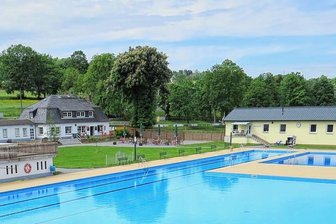 Jugendclub Erlbach in Ex-Badgaststätte? - Das Rudolf-Thiele-Bad in Markneukirchen: Im Gebäude hinten links befand sich früher die Gaststätte. 