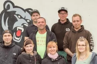 Jugendclub feiert sein 35-jähriges Bestehen - Zum Jugendclub "Halb sechse" gehören unter anderem: Marcus Viehweger, André Dieckmann (hinten v. l.), Thomas Schmidt, Philipp Nitzschner (3. Reihe v. l.) Peter Holfert, Lydia Pommer, Jennifer Gerstner (2. Reihe v. l.), Marco Oestreich, Christopher Uhlig und Steffen Schubert (vordere Reihe v. l.). Sie wollen mit ihren Besuchern am Wochenende feiern. 