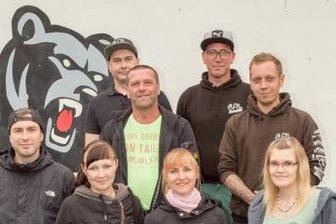 Jugendclub feiert sein 35-jähriges Bestehen - Zum Jugendclub "Halb sechse" gehören unter anderem: Marcus Viehweger, André Dieckmann (hinten v. l.), Thomas Schmidt, Philipp Nitzschner (3. Reihe v. l.) Peter Holfert, Lydia Pommer, Jennifer Gerstner (2. Reihe v. l.), Marco Oestreich, Christopher Uhlig und Steffen Schubert (vordere Reihe v. l.). Sie wollen mit ihren Besuchern am Wochenende feiern. 