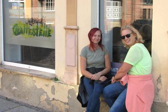 Jugendclub in Geringswalde hat ein neues Domizil - Sabrina Uhlemann (l.) und Denise Vanca schauen schon mal durchs Fenster in das Innere des Jugendcafés.
