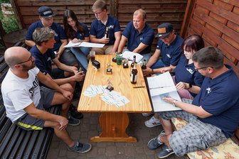 Jugendclub Jahnsbach: Große Jubiläumsparty lockt mit Simson-Treffen - In Vorbereitung des Festwochenendes hatte Clubchef David Becker (4. v. r.) zahlreiche Absprachen mit Mitgliedern zu treffen. 