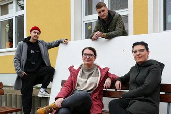 Jugendclub-Mitstreiter in Dittmannsdorf enttäuscht: Die Ankündigung einer Flatrate-Party und ihre Folgen - Henry Merbeth, Marie Nitsche, Ernesto Weber und Heidi Nitsche (von links) gehören zum harten Kern des Dittmannsdorfer Jugendclubs. Auf der Platte haben sie schon oft Tischtennis gespielt.