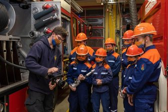Jugendfeuerwehr aus Rochlitz erhält Qualitätssiegel - Ausbilder Valentin Keller erklärt einer Gruppe der Rochlitzer Jugendfeuerwehr die Funktionsweise und die richtige Anwendung der Löschtechnik. 