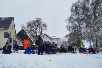 Jugendfeuerwehr Bernsgrün rückt zu Rodelpartie aus - Es war kein Aprilscherz, was die Natur nach vorangegangenen warmen und sonnigen Vorfrühlingstagen zum 1. April anbot: reichlich Schnee. Die Jugendfeuerwehr Bernsgrün nutzte das zu einer Rodelpartie. 