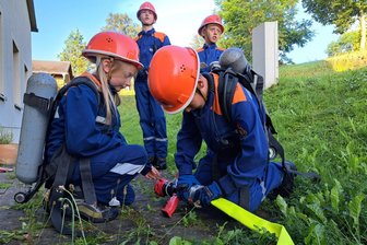 Jugendfeuerwehr Hohenfichte im 24-Stunden-Dienst: Simulierte Notfälle und echter Teamgeist - Die Mädchen und Jungen der Jugendfeuerwehr Hohenfichte wissen, wie sie die erlernten Handgriffe bei einem simulierten Einsatz richtig anwenden müssen.