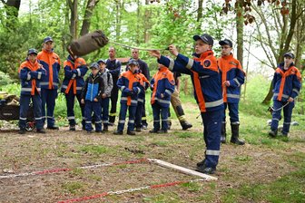 Jugendfeuerwehr übt beim Wandern zwischen Lunzenau und Penig - Die Mitglieder der Jugendfeuerwehr aus Hartmannsdorf beim Fangleinenzielwurf.