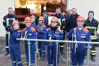 Jugendfeuerwehr Zug legt los - Die neue Jugendfeuerwehr Zug. OB Sven Krüger übergab am Freitag die Gründungsurkunde an Jugendfeuerwehrwart Tobias Urz.