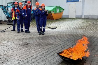 Jugendfeuerwehren Halsbrücke und Krummenhennersdorf haben 24-Stunden-Dienst - Übung der Jugendfeuerwehren Halsbrücke und Krummenhennersdorf auf dem Betriebsgelände des Unternehmens Baumaschinen Richter im Gewerbegebiet Schwarze Kiefern Halsbrücke.