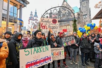 Jugendhilfe-Beben: Chemnitzer Rathaus will Mail versehentlich versandt haben - Anfang des Monats demonstrierten Eltern, Kinder und Vertreter betroffener Einrichtungen gegen die geplanten Kürzungen.